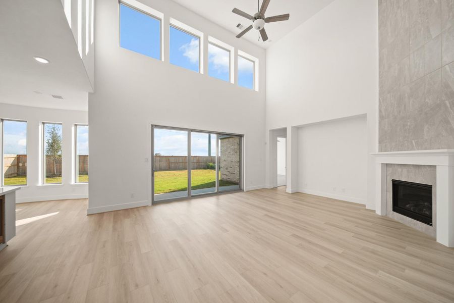 Spacious, unfurnished interior of a new home in Valencia 70', Manvel (Image 14). Spacious, unfurnished interior of a new home in Valencia 70', Manvel (Image 14).