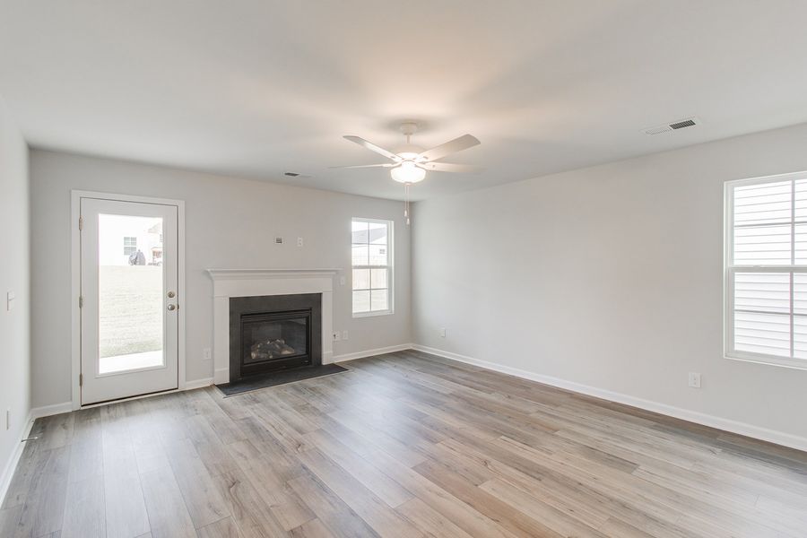 Spacious, unfurnished interior of a new home in Winston Point, Gilbert (Image 14).