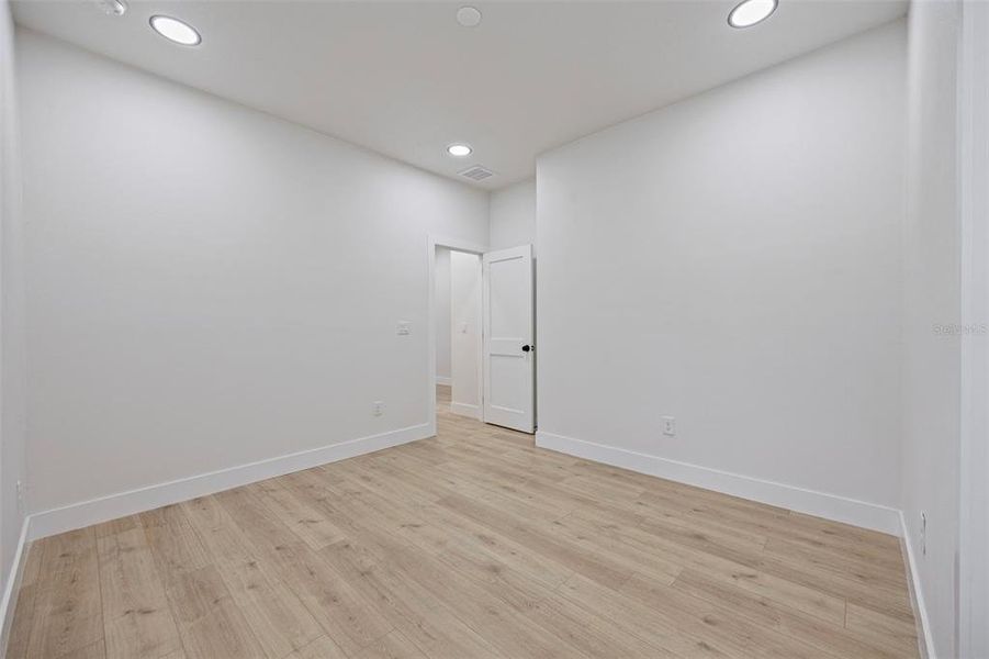 Spacious, unfurnished interior of a new home in , Tampa (Image 21).