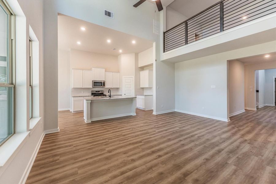 Spacious, unfurnished interior of a new home in Deer Pines, Conroe (Image 17).