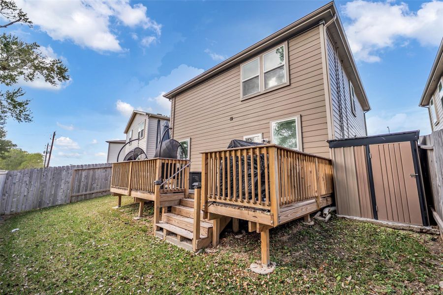Exterior details and patio area of a home in Forbes Crossing, Houston (Image 3).