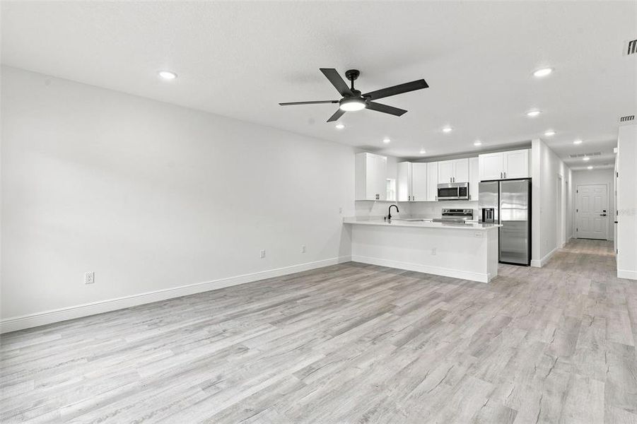 Spacious, unfurnished interior of a new home in , Deland (Image 13).