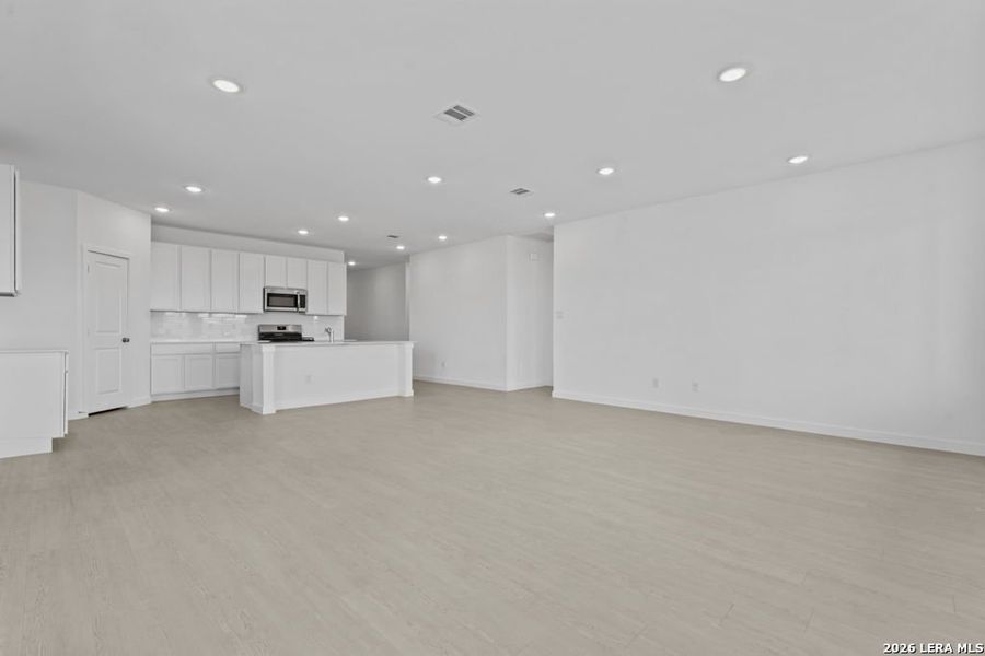 Spacious, unfurnished interior of a new home in Grace Gardens, San Antonio (Image 17). Spacious, unfurnished interior of a new home in Grace Gardens, San Antonio (Image 17).