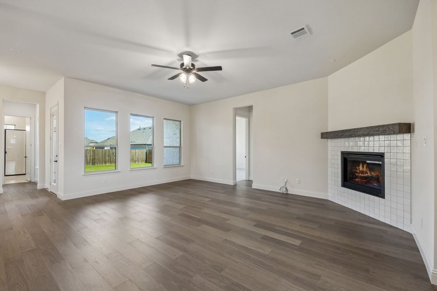 Spacious, unfurnished interior of a new home in Sheppard's Place, Waxahachie (Image 17). Spacious, unfurnished interior of a new home in Sheppard's Place, Waxahachie (Image 17).