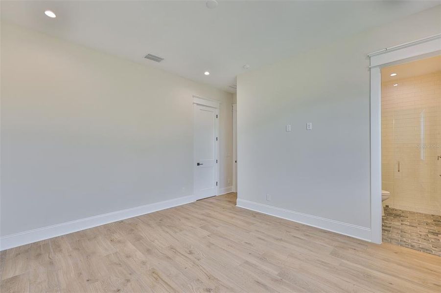 Spacious, unfurnished interior of a new home in , Tampa (Image 62).