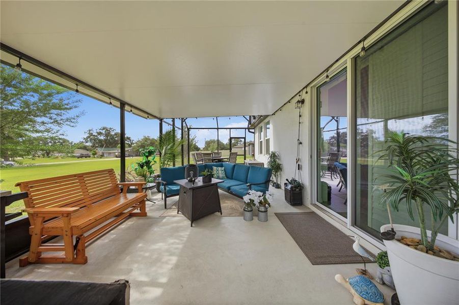Exterior details and patio area of a home in , Haines City (Image 3).