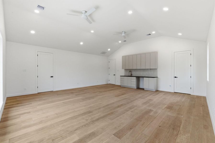 Spacious, unfurnished interior of a new home in , Houston (Image 35).