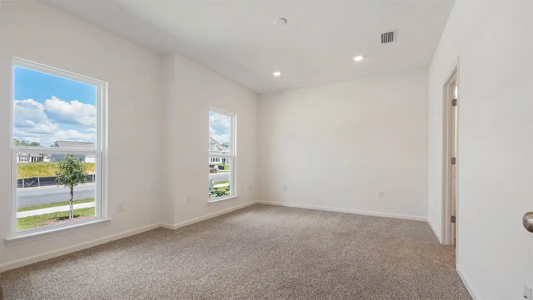 Spacious, unfurnished interior of a new home in Owl's Head East, Freeport (Image 18).