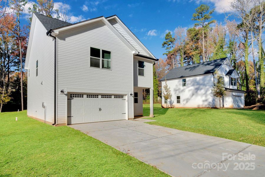 Exterior details and patio area of a home in , Charlotte (Image 4).