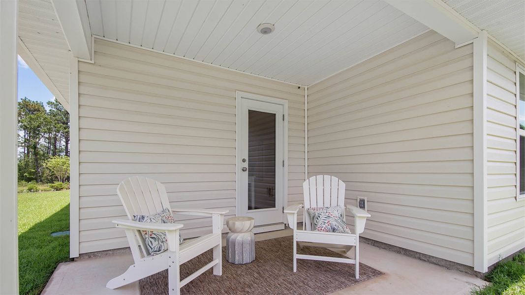 Representative exterior details of a home built from the Cali by D.R. Horton in Ashton Park Phase III, Freeport (Image 3).