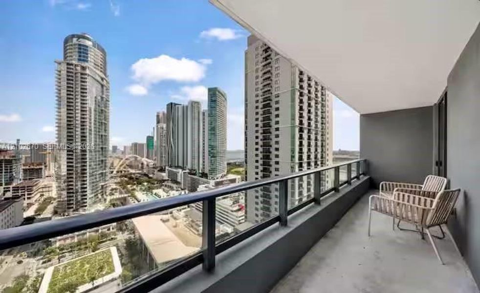 Condo located in Miami, FL showcasing its design and architecture (Image 3).
