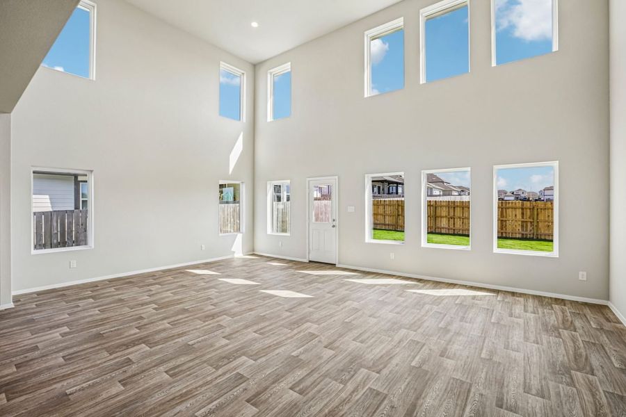 Spacious, unfurnished interior of a new home in Cloverleaf, Austin (Image 14).