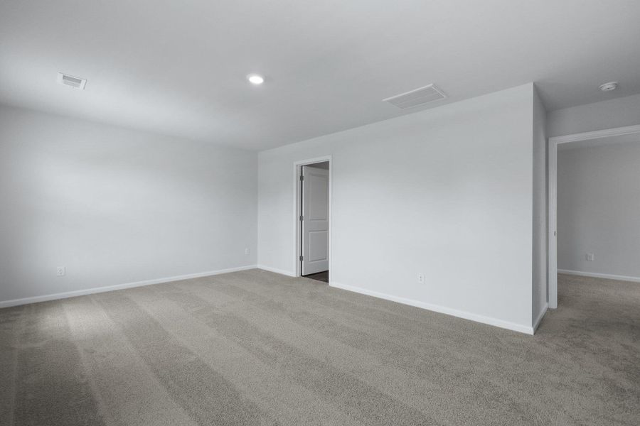 Spacious, unfurnished interior of a new home in Carolina Groves, Moncks Corner (Image 17).