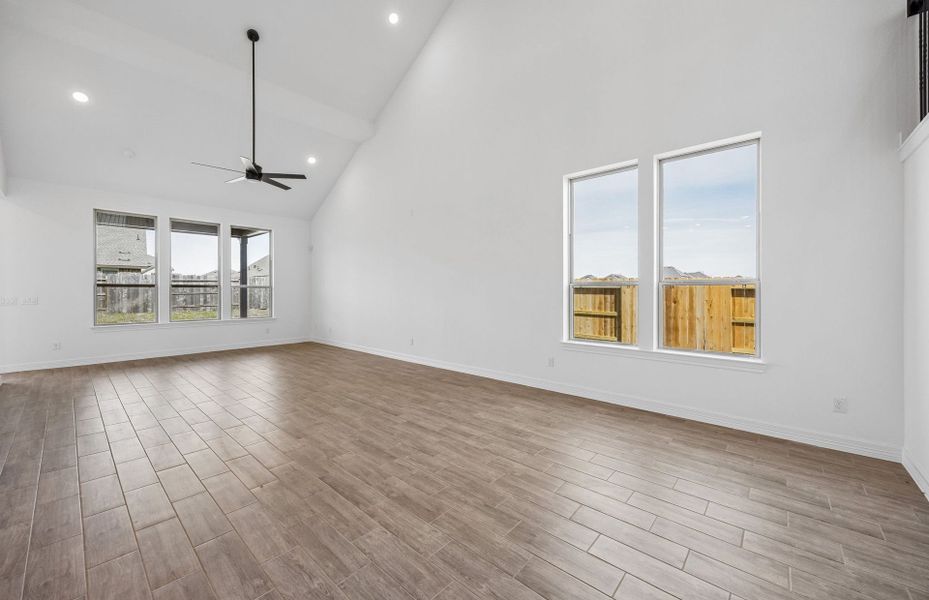 Spacious, unfurnished interior of a new home in Lago Mar, Texas City (Image 25).