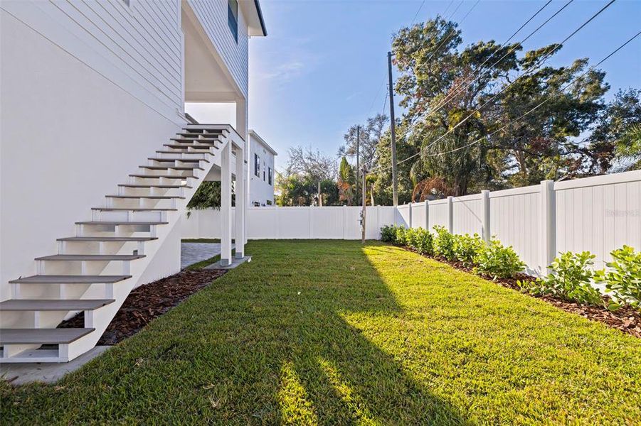 Exterior details and patio area of a home in , St. Petersburg (Image 33).