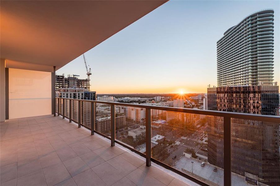 Condo located in St. Petersburg, FL showcasing its design and architecture (Image 26).
