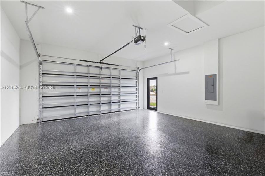 Spacious, unfurnished interior of a new home in , Cape Coral (Image 21).