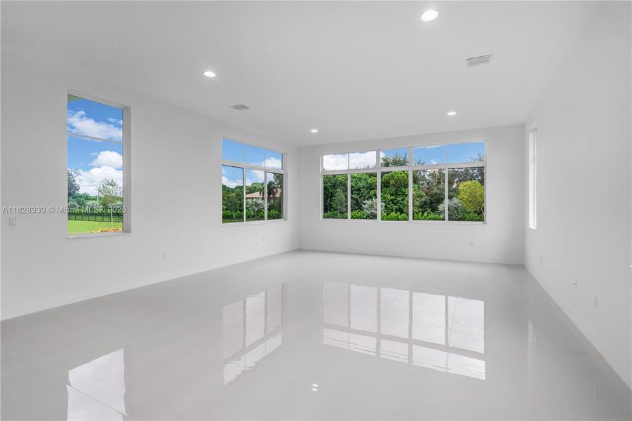 Spacious, unfurnished interior of a new home in , Davie (Image 15).