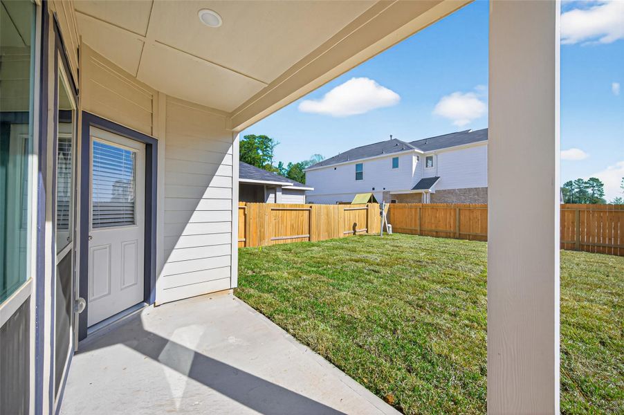 Exterior details and patio area of a home in Woodland Lakes, Houston (Image 22).