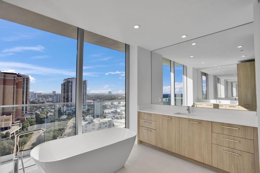 Owner's suite bath Owner's suite bath