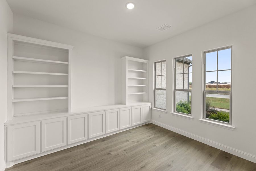Spacious, unfurnished interior of a new home in Settler's Glen, New Fairview (Image 15).