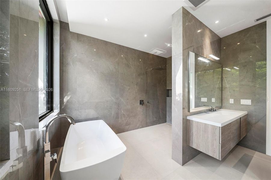 Bath tub & 2 shower heads Bath tub & 2 shower heads
