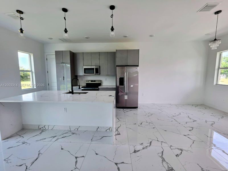 Spacious, unfurnished interior of a new home in , Lehigh Acres (Image 5).