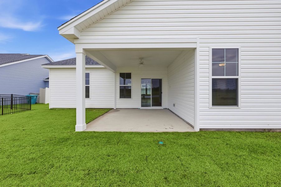 Exterior details and patio area of a home in Edgefield, Loris (Image 4).