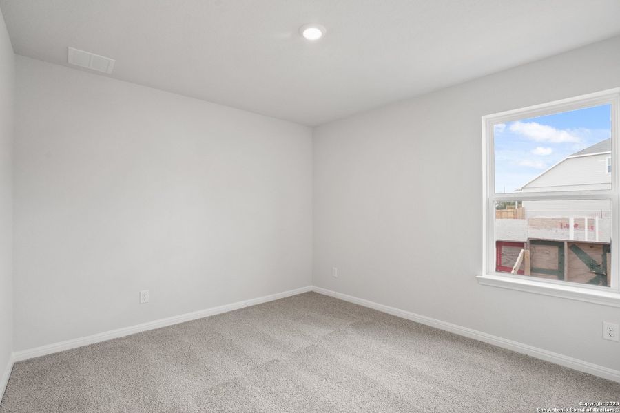 Spacious, unfurnished interior of a new home in Hunters Ranch, San Antonio (Image 32).