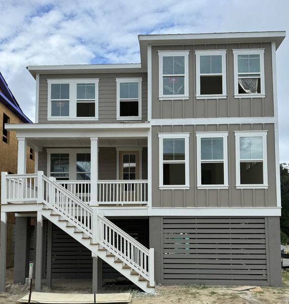Exterior details and patio area of a home in Central Park, James Island (Image 4).