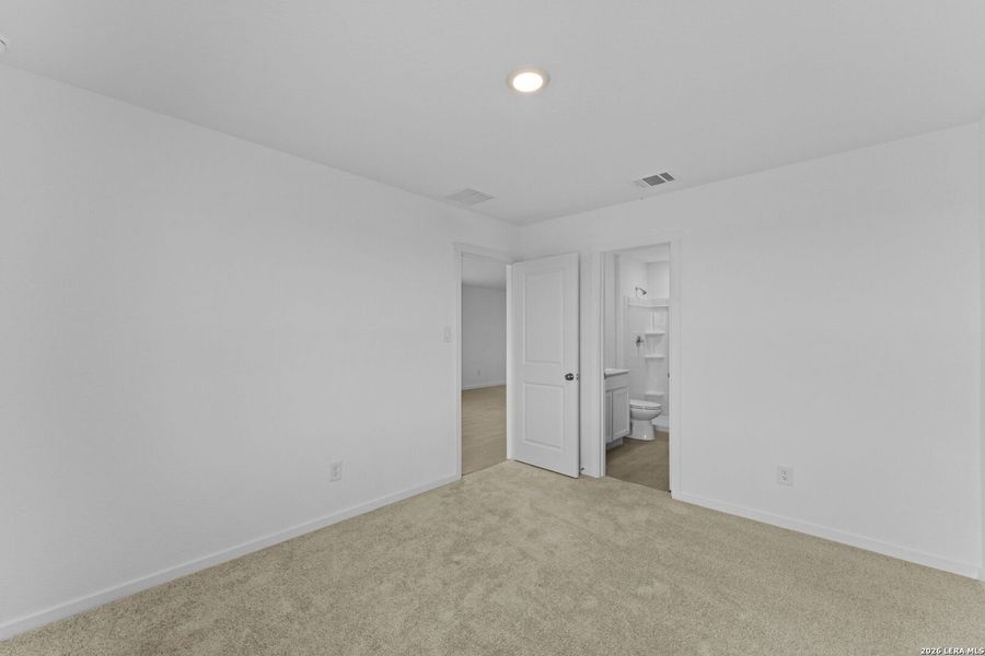 Spacious, unfurnished interior of a new home in Spring Grove, San Antonio (Image 10).