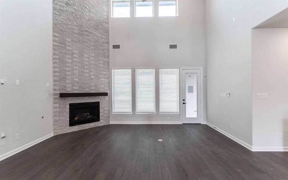 Spacious, unfurnished interior of a new home in Heath Golf & Yacht Club, Forney (Image 15).