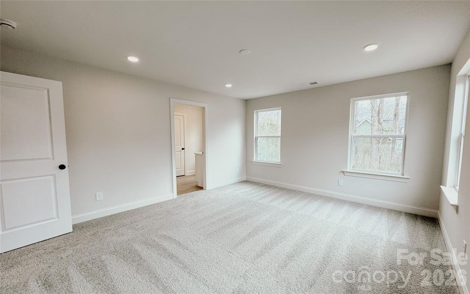 Spacious, unfurnished interior of a new home in , Harrisburg (Image 25).