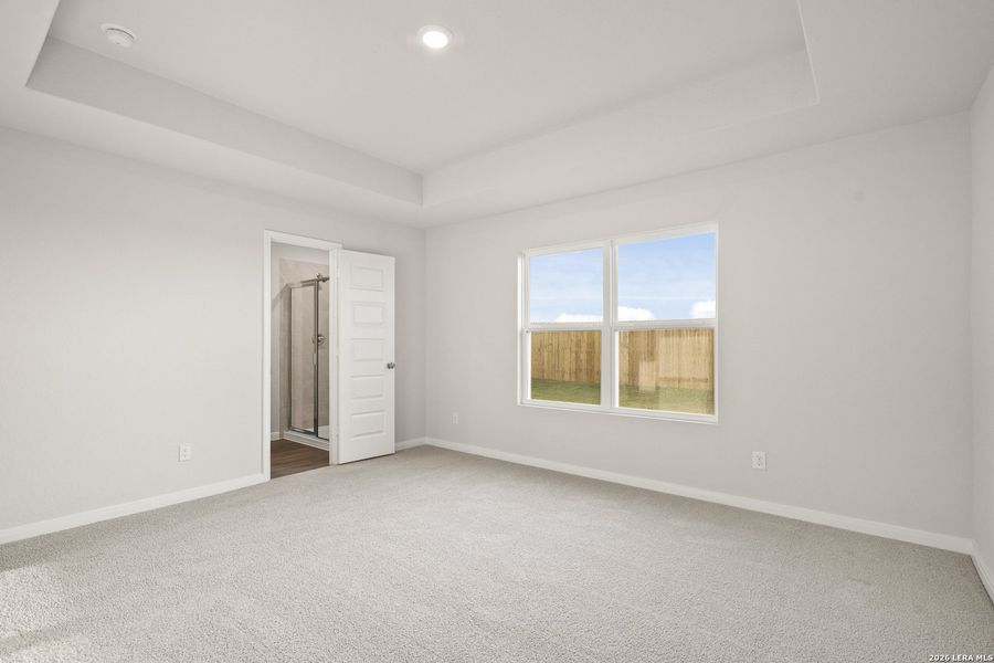 Spacious, unfurnished interior of a new home in Dauer Ranch, New Braunfels (Image 20).