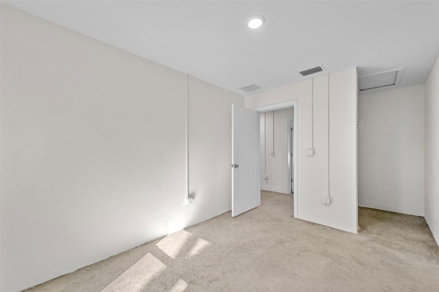 Spacious, unfurnished interior of a new home in , Fort Pierce (Image 9).