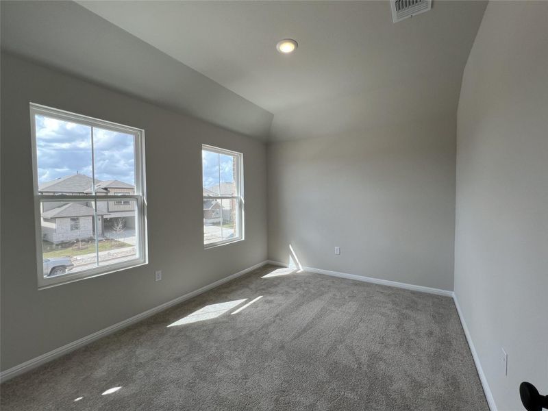 Spacious, unfurnished interior of a new home in Rolling Glen, Hutto (Image 30).