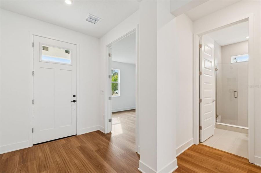 Spacious, unfurnished interior of a new home in , Tampa (Image 26).