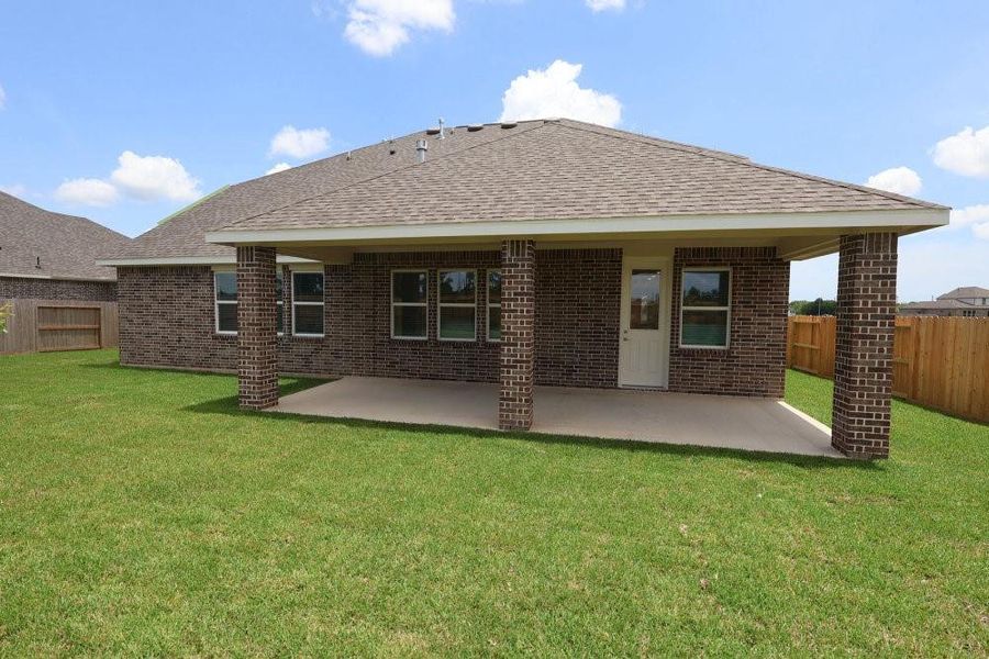 Exterior details and patio area of a home in Grand Oaks, Mont Belvieu (Image 18).
