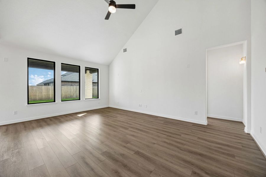 Spacious, unfurnished interior of a new home in Westland Ranch, League City (Image 13).