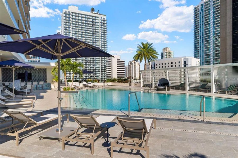 Condo located in St. Petersburg, FL showcasing its design and architecture (Image 4).