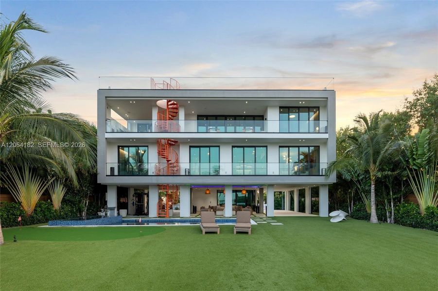 Condo located in Key Largo, FL showcasing its design and architecture (Image 6). Condo located in Key Largo, FL showcasing its design and architecture (Image 6).