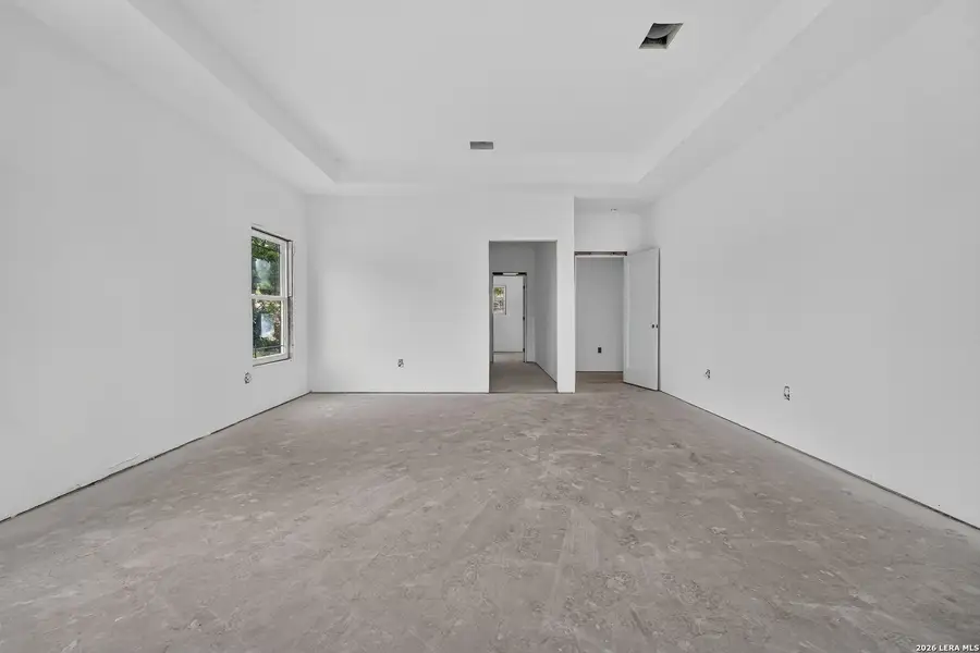 Spacious, unfurnished interior of a new home in , Marble Falls (Image 7).