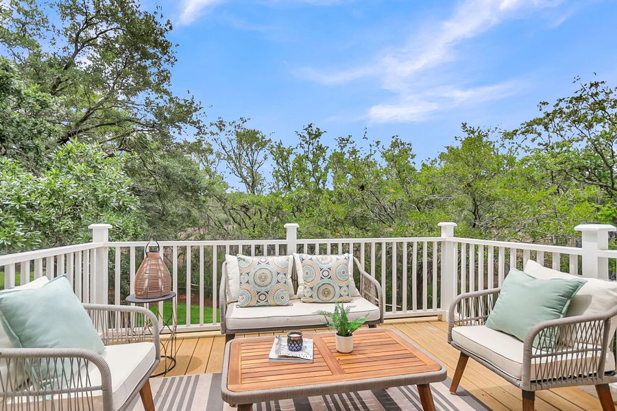 Exterior details and patio area of a home in , Charleston (Image 4).