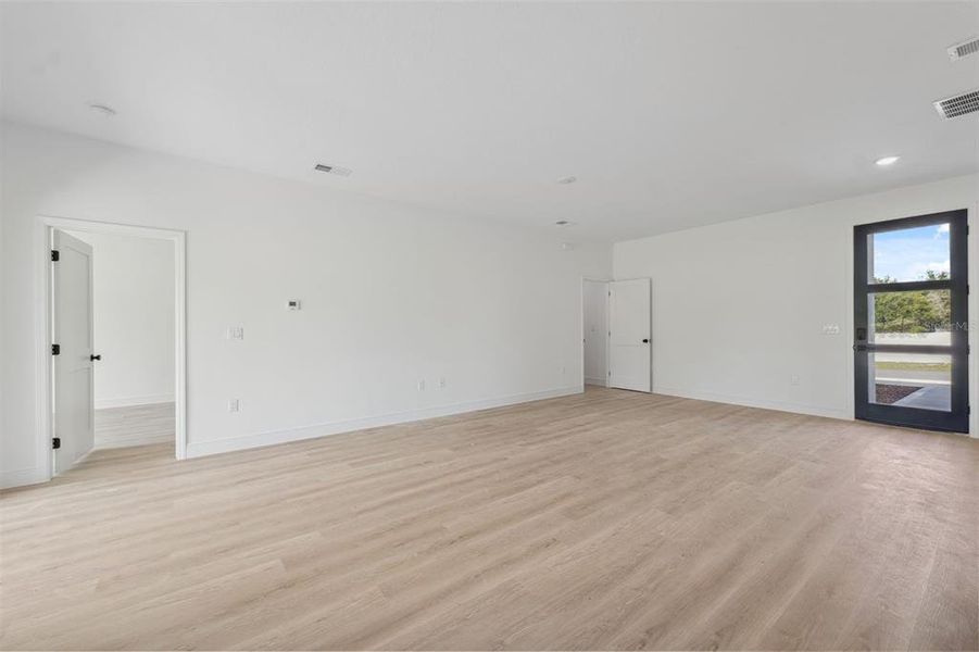 Spacious, unfurnished interior of a new home in , Ocala (Image 18).