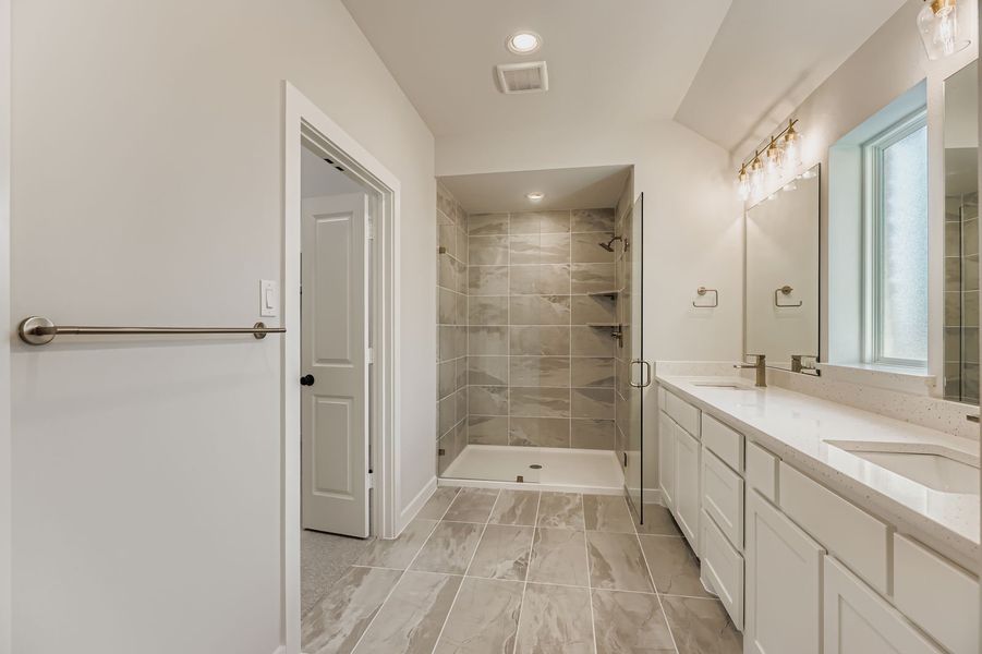 3520 Chivalry Lane - Main Bathroom 3520 Chivalry Lane - Main Bathroom