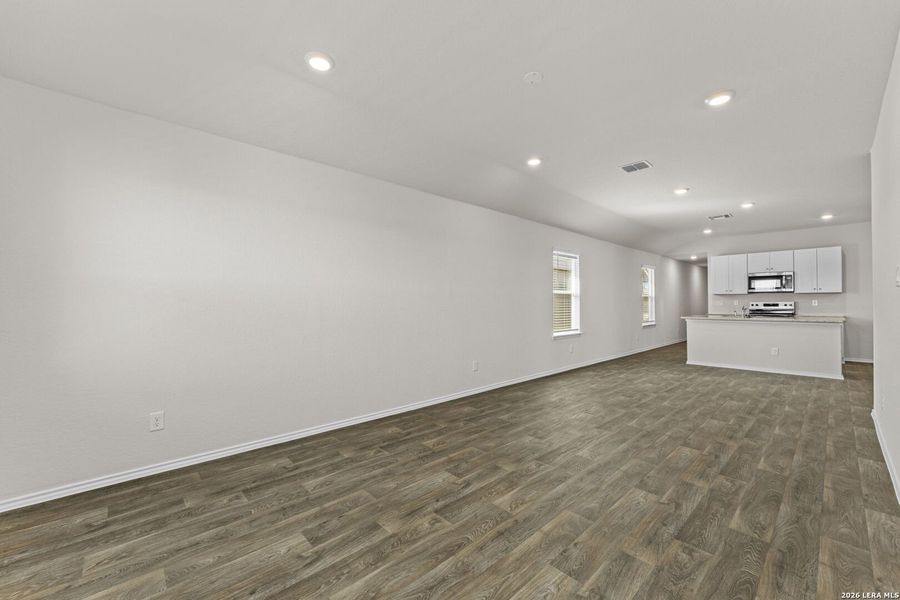 Spacious, unfurnished interior of a new home in Stonehill, San Antonio (Image 26).