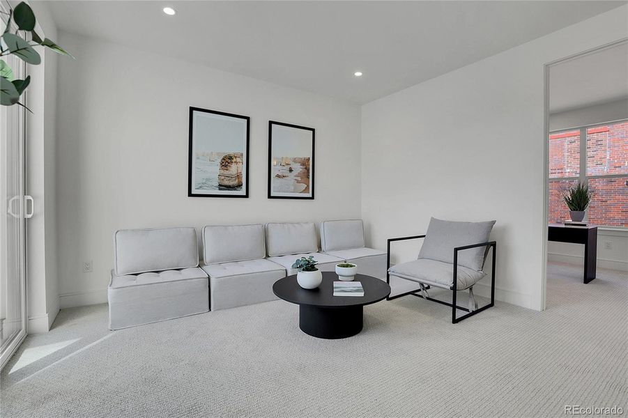 Spacious Loft Space with Rooftop Patio Access Spacious Loft Space with Rooftop Patio Access