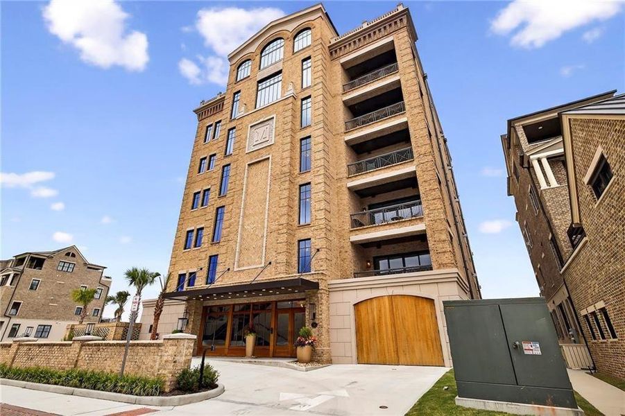 Condo located in Savannah, GA showcasing its design and architecture (Image 4).