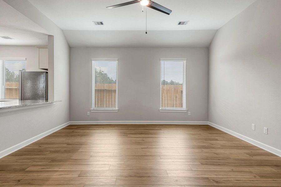 Spacious, unfurnished interior of a new home in Sweetwater Ridge, Conroe (Image 16).