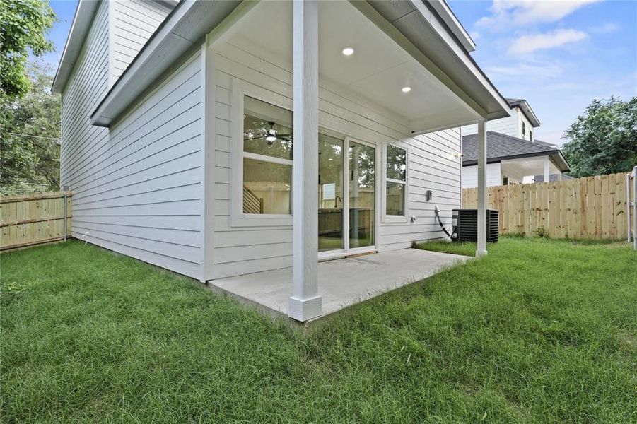 Exterior details and patio area of a home in , Dallas (Image 2).